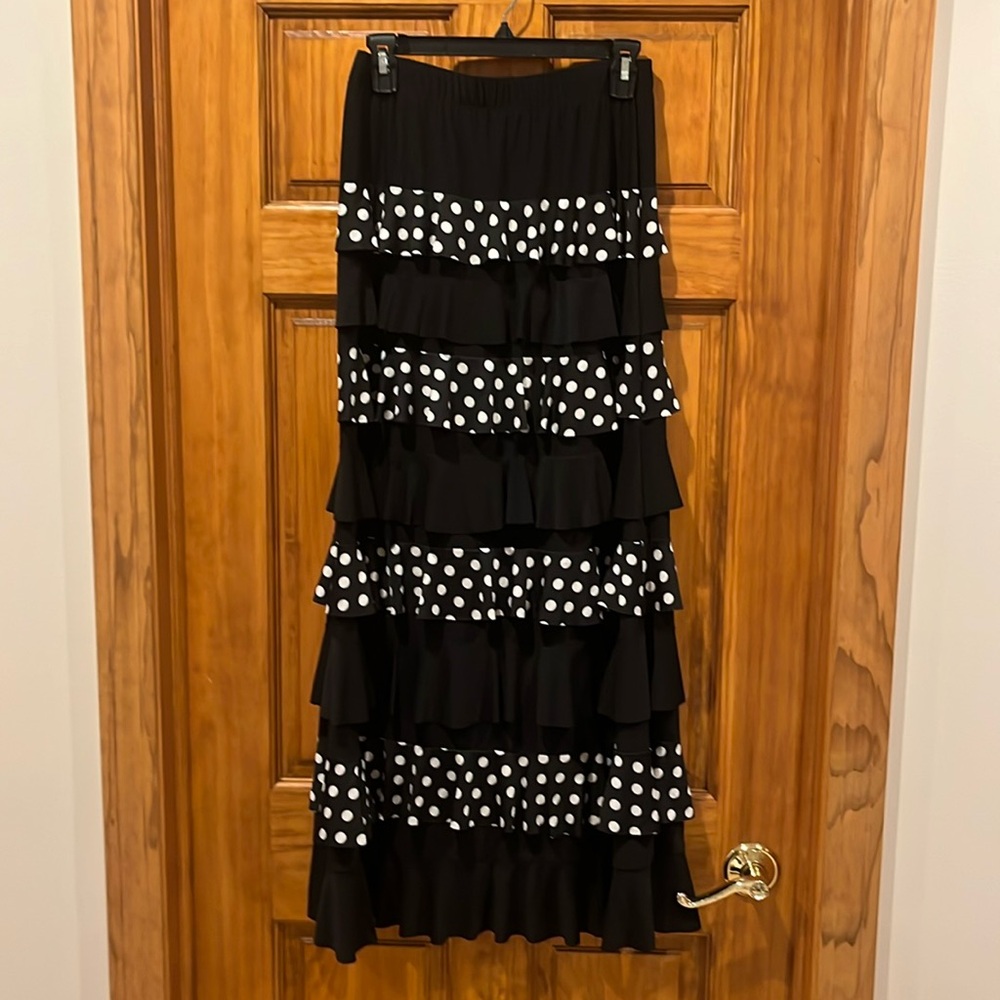 ⚪️⚫️Cute modest ruffle polka dot maxi skirt ⚫️⚪️